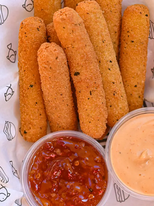 Mozzarella sticks con dos salsas